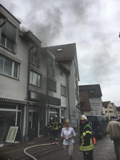 Stuttgart-Degerloch: Brand eines Verteilerkastens sorgt fuer starke Rauchentwicklung - Wochenmarkt geraeumt